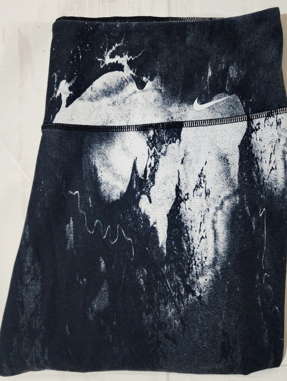 Nike Dri Fit XL Black & White - Picture 9 of 9